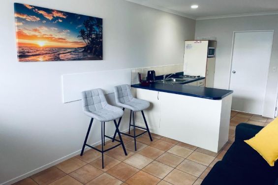 Two-Bedroom Ground Floor Unit - kitchenette